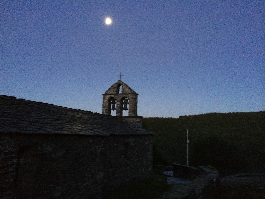 Stadig halvmørkt og månen står højt over kirken