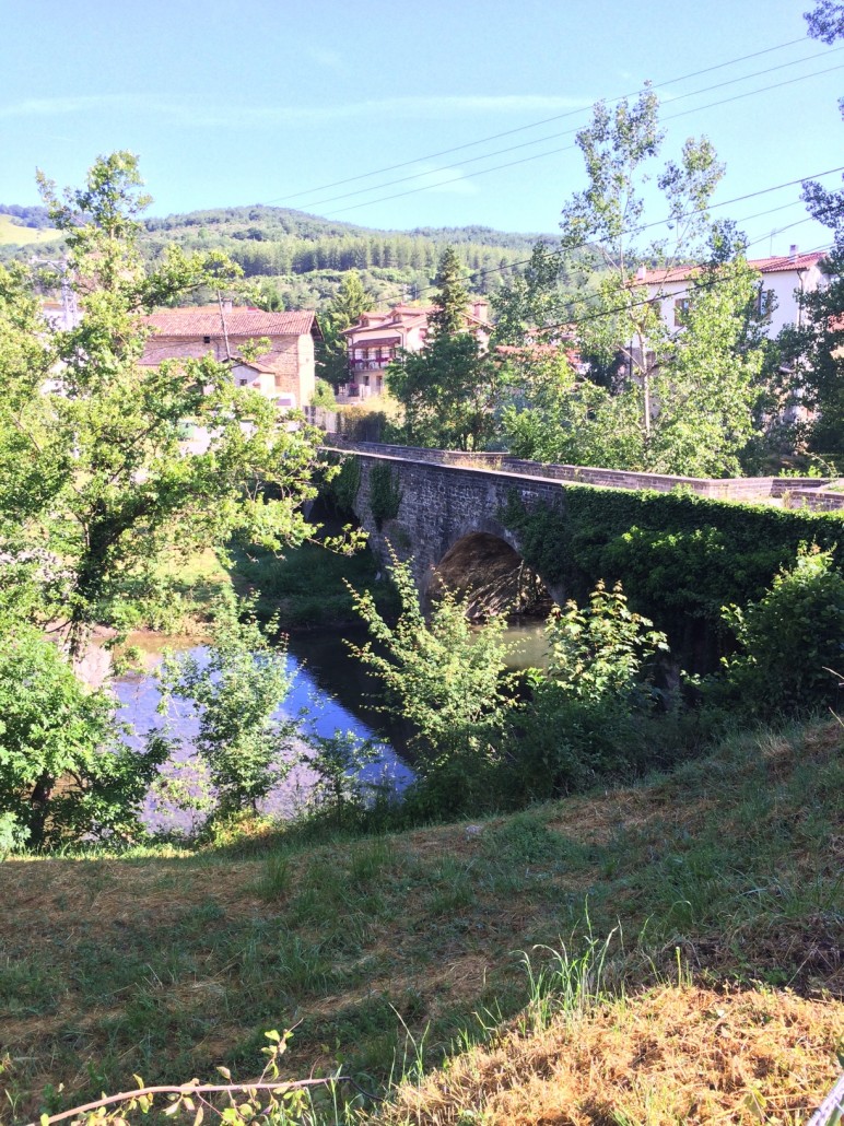 Ruten går ikke igennem Larrasoana som ligger ovre på den anden side af broen.