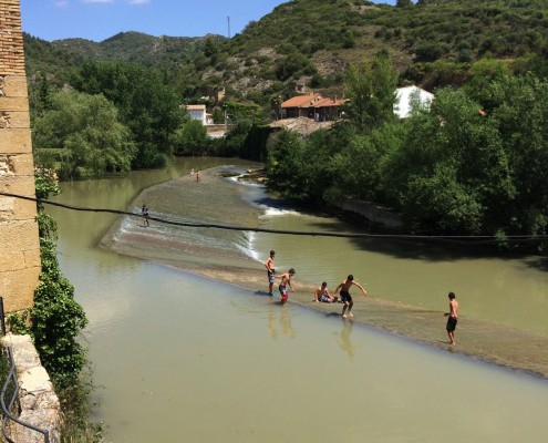 Estellas drenge bader i floden